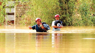Residents in Quang Trach District in Quang Binh Province seek for safe shelter in the storm (Photo: SGGP)